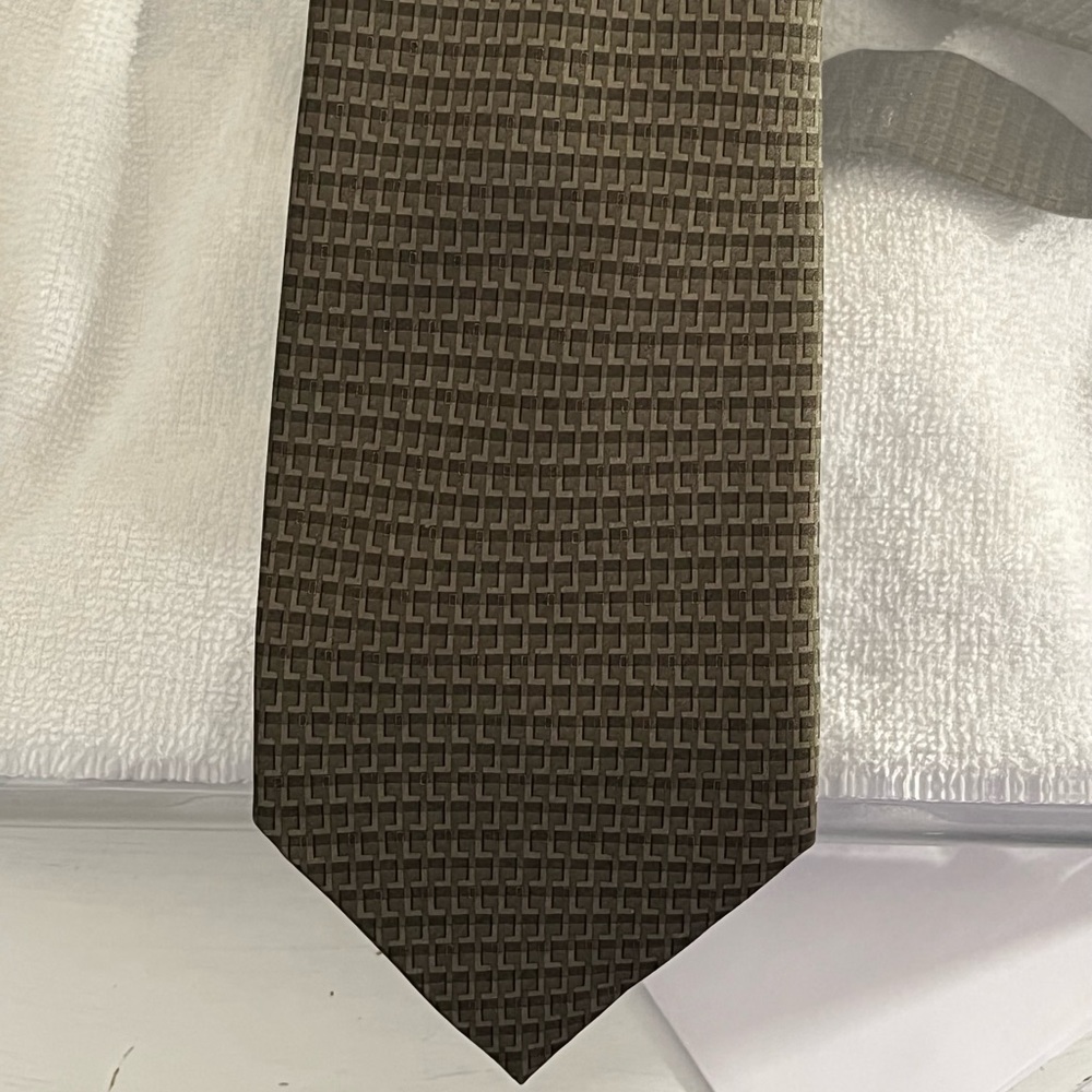 Like new condition vintage Arrow mens patterned tie. In shades of green and tan.